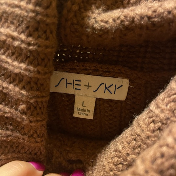 Women’s two colored Crop Sweater. Size Large. - Picture 4 of 4